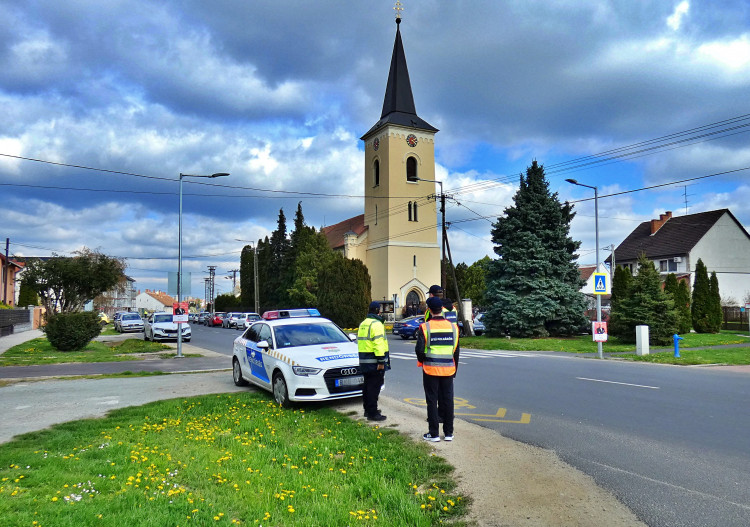 Húsvéti körmenet sárvári polgárőrökkel
