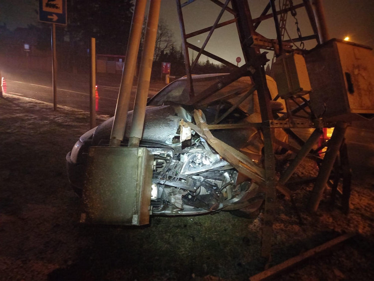 Villamos elosztó oszlopnak ütközött Bükön egy személygépkocsi